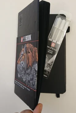 Sakura sketchbook black + set of 3 Gelly Roll white pens